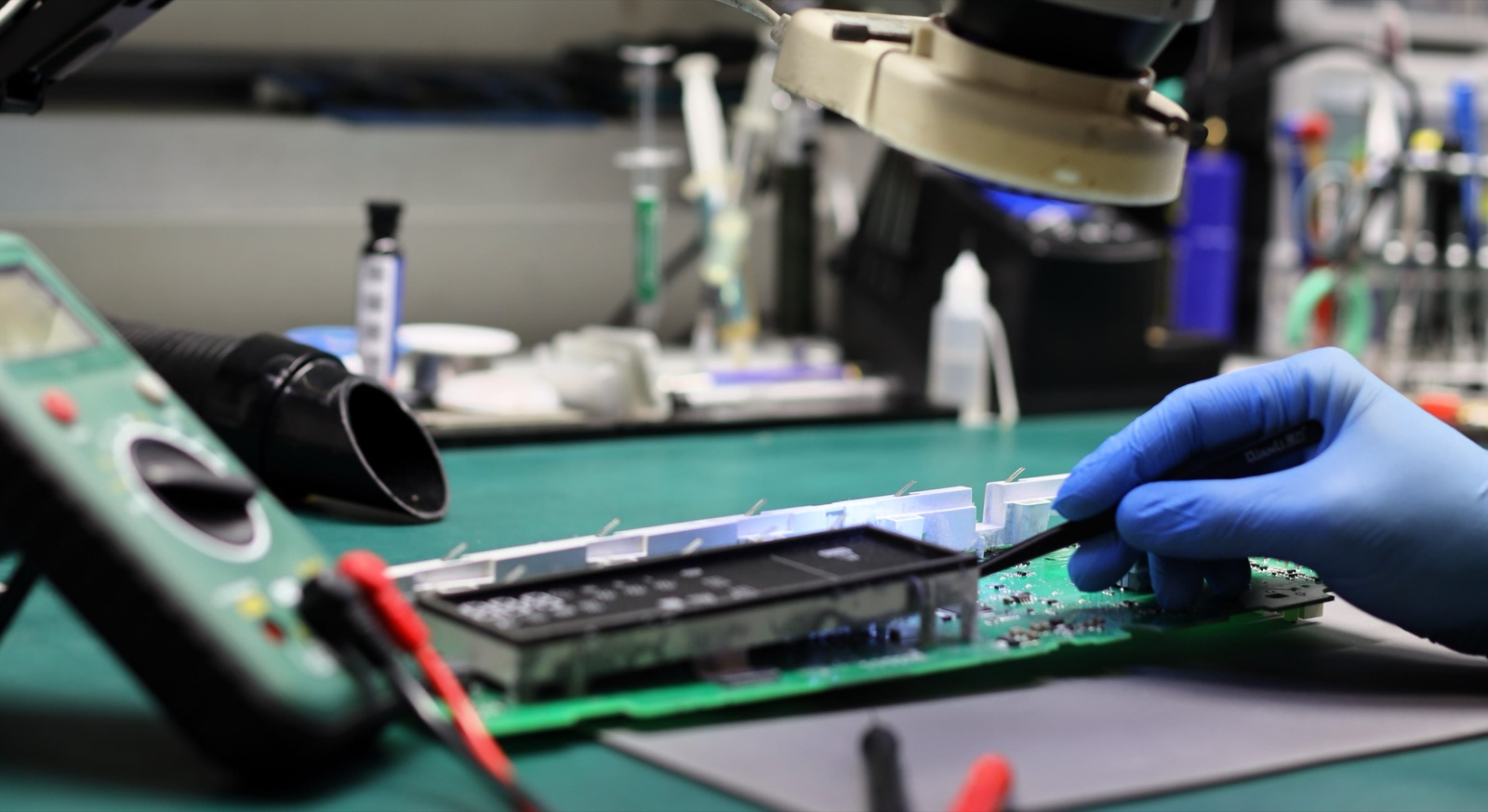 Mikroskop- und Lötarbeitsplatz in der Werkstatt von KM Elektronik